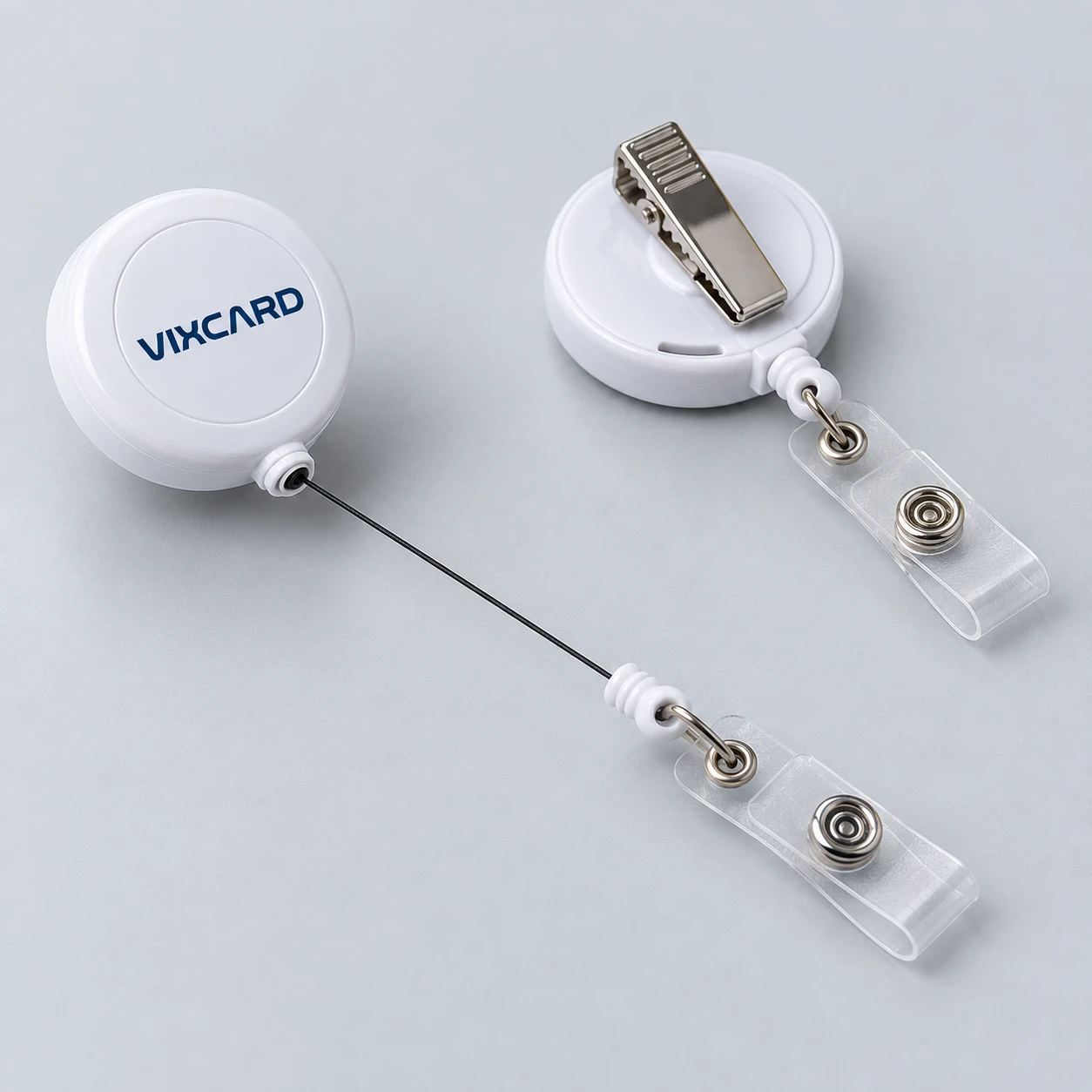 Clips retrátil com fio de nylon esticado e alça transparente com botão de pressão — Vixcard