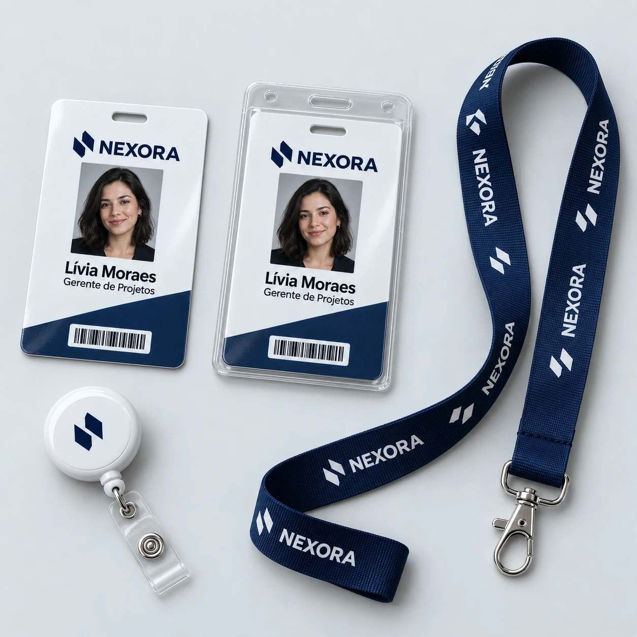 Protetor rígido M3 transparente com crachá CR80 dentro, ao lado do cordão e do clips retrátil — Vixcard