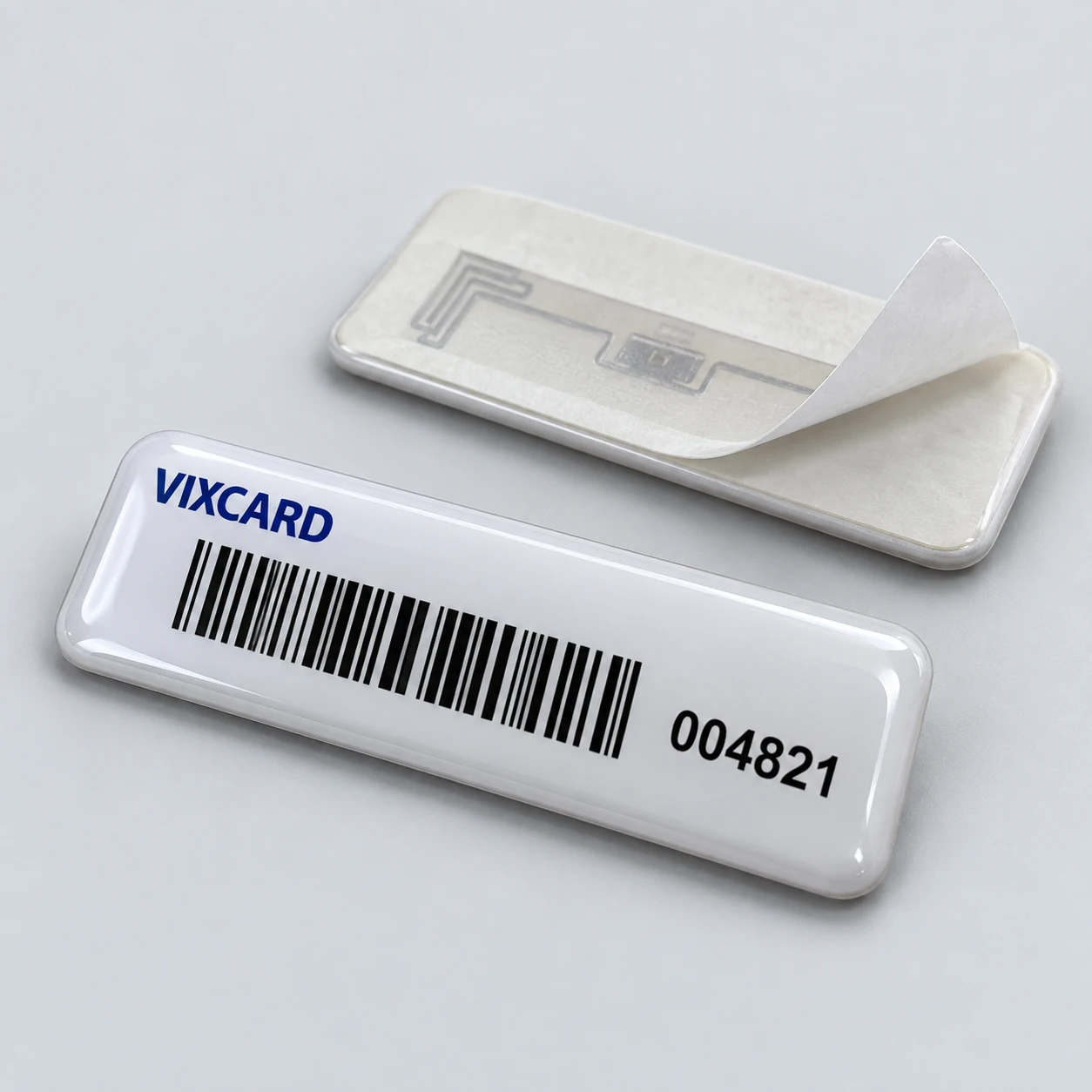 Tag RFID UHF para patrimônio resinada, 50 × 20 mm, com código de barras e número, verso adesivo — Vixcard
